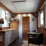 Küche mit Cerankochfeld, Kühlschrank und Mikrowelle im Tiny House Living Legends, © Edermühle