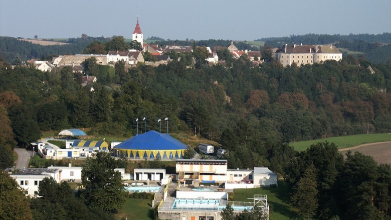 Landschaft mit Zirkuszelt, Kirche und Schloss in Drosendorf.