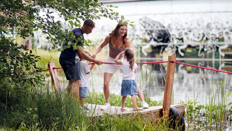 Eine Familie auf einem Steg im UnterWasserReich Schrems.