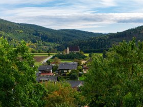 Blick zur alten St. Anna Kirche im Feld, © Gottfried Grossinger