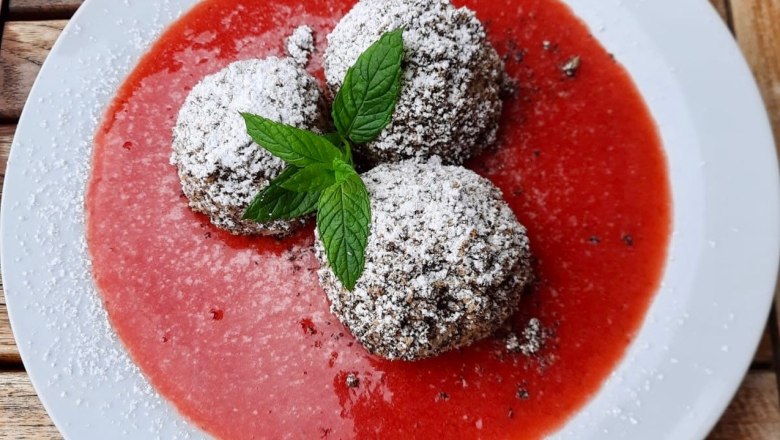 Erdbeerknödel mit Mohnbrösel und Erdbeersoße, © Mohnwirt Neuwiesinger