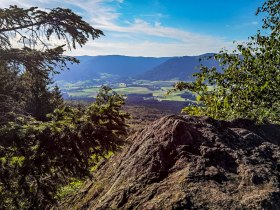Ein atemberaubender Ausblick &uuml;ber die sanften H&uuml;gel und weiten T&auml;ler des Waldviertels entfaltet sich vor Ihnen. Die frische, klare Luft und das sanfte Rascheln der Bl&auml;tter laden dazu ein, die Sch&ouml;nheit der Natur in vollen Z&uuml;gen zu genie&szlig;en. Hier, wo die Berge auf die Weite der Landschaft treffen, wird jeder Moment zu einem unvergesslichen Erlebnis.