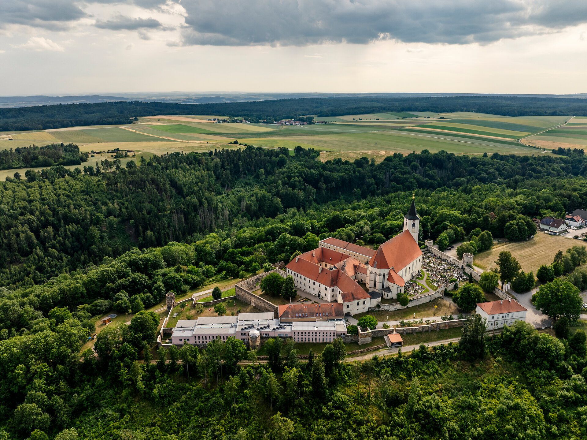 Drohnenansicht vom Kloster Pernegg im Waldviertel