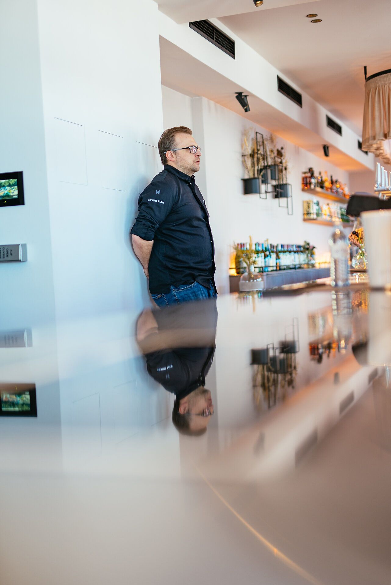 In einem stilvollen Ambiente, umgeben von der herzlichen Gastfreundschaft des Waldviertels, lädt das Kolm Restaurant dazu ein, regionale Köstlichkeiten zu genießen. Die ruhige Atmosphäre und die geschmackvolle Einrichtung schaffen einen perfekten Ort für entspannte Stunden mit Freunden oder Familie.