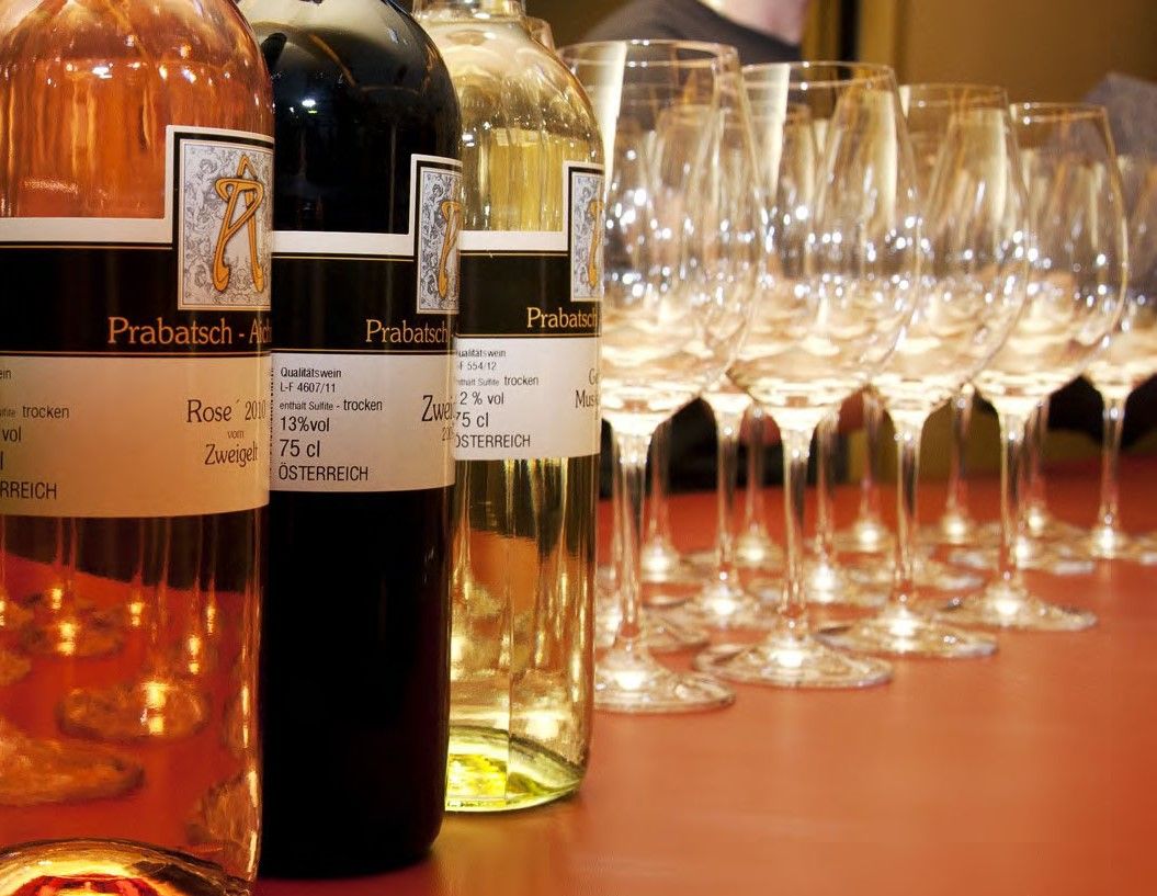 Weinflaschen und Gläser auf einem Tisch.