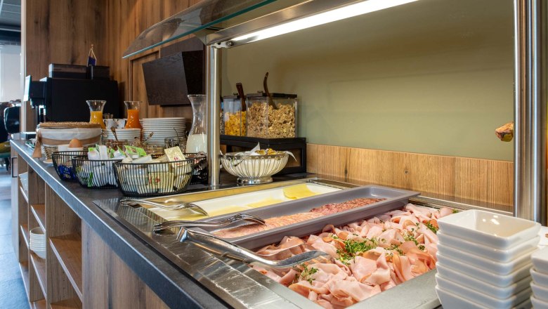 Fr&uuml;hst&uuml;cksbuffet mit Aufschnitt, K&auml;se, M&uuml;sli und Getr&auml;nken.