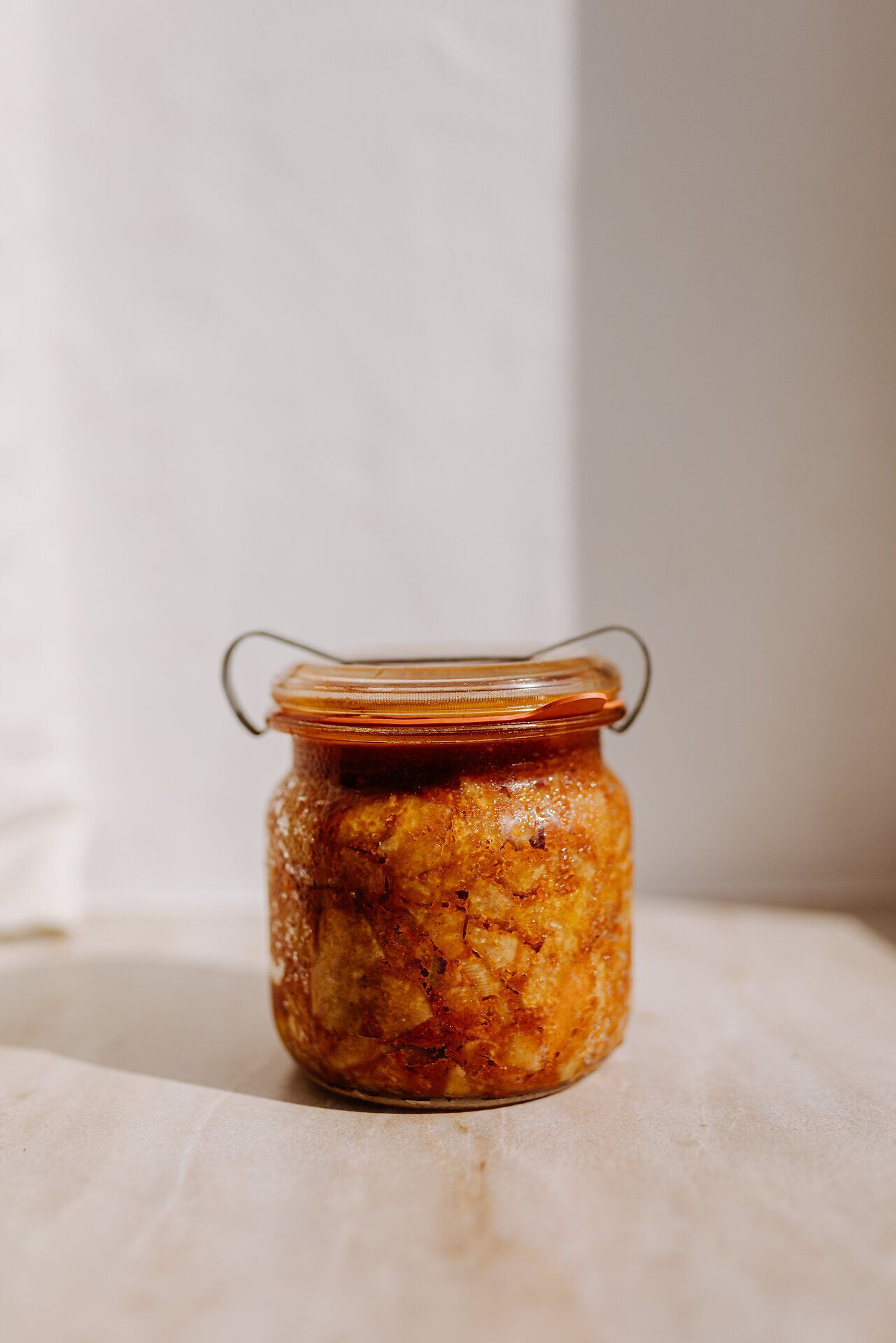 Ein liebevoll gefülltes Glas mit goldenem Inhalt strahlt Wärme und Gemütlichkeit aus. Die Aromen von frischen Früchten und Kräutern laden dazu ein, die Tradition der Destillation zu entdecken und die Seele des Waldviertels zu genießen.