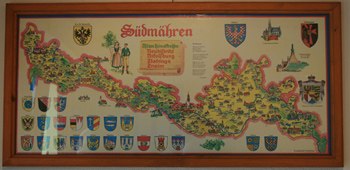 Landkarte von S&uuml;dm&auml;hren mit Wappen und Illustrationen in einem Holzrahmen.
