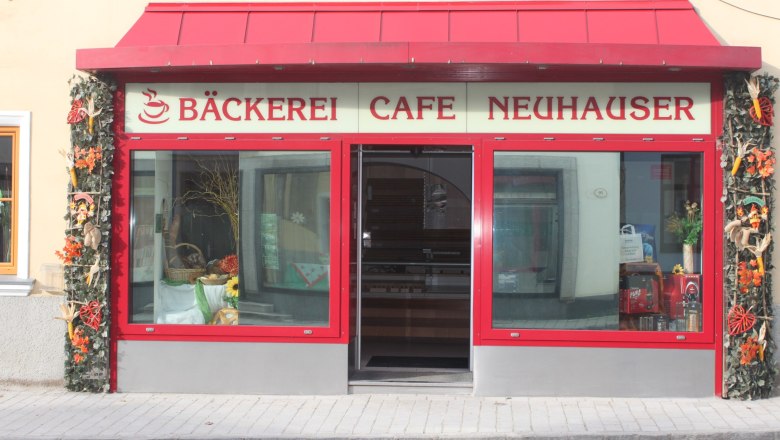 Eingang eines Cafés mit rotem Rahmen und Dekoration.