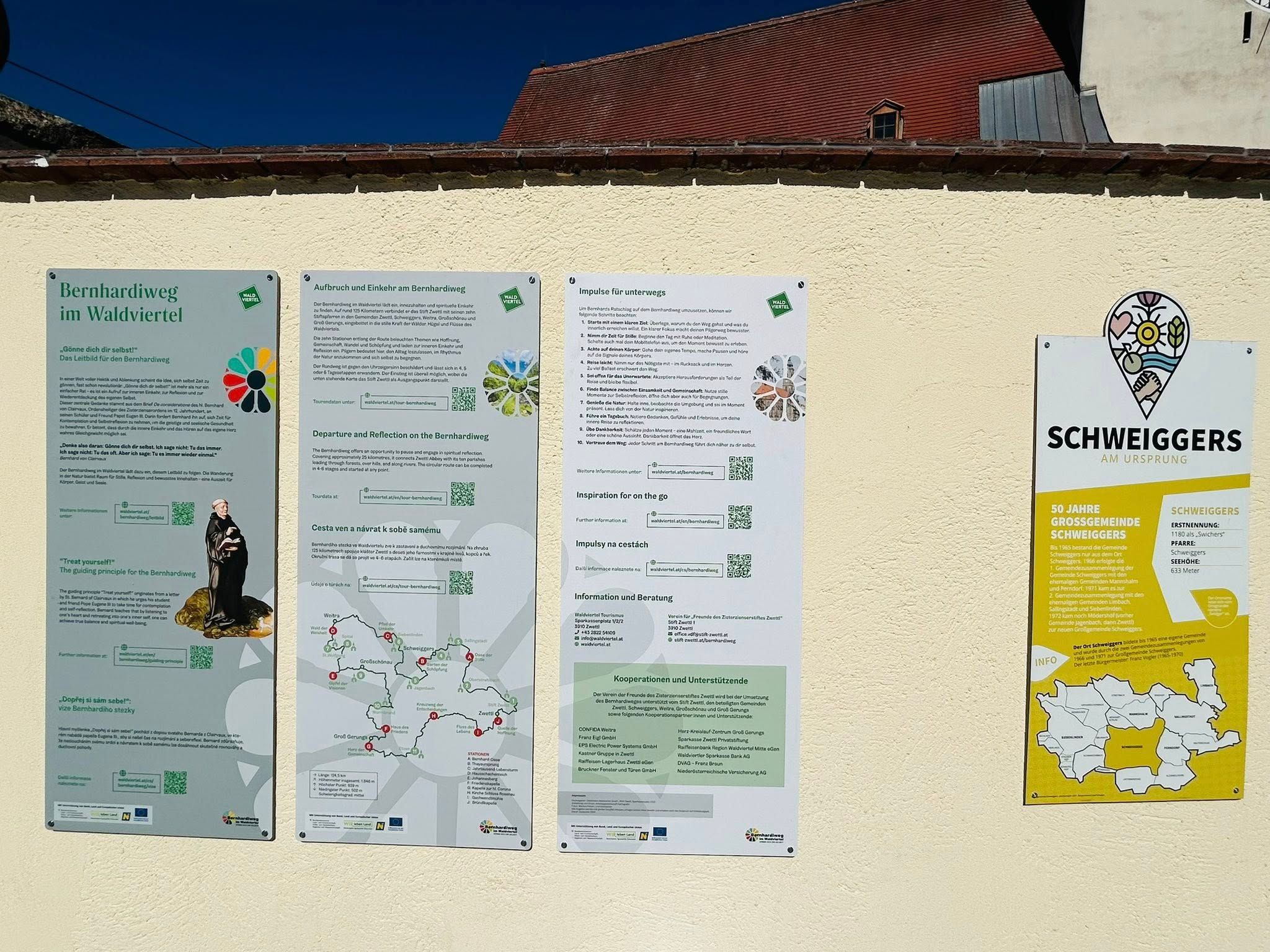 Detailaufnahme der Infotafeln für den Bernhardiweg.