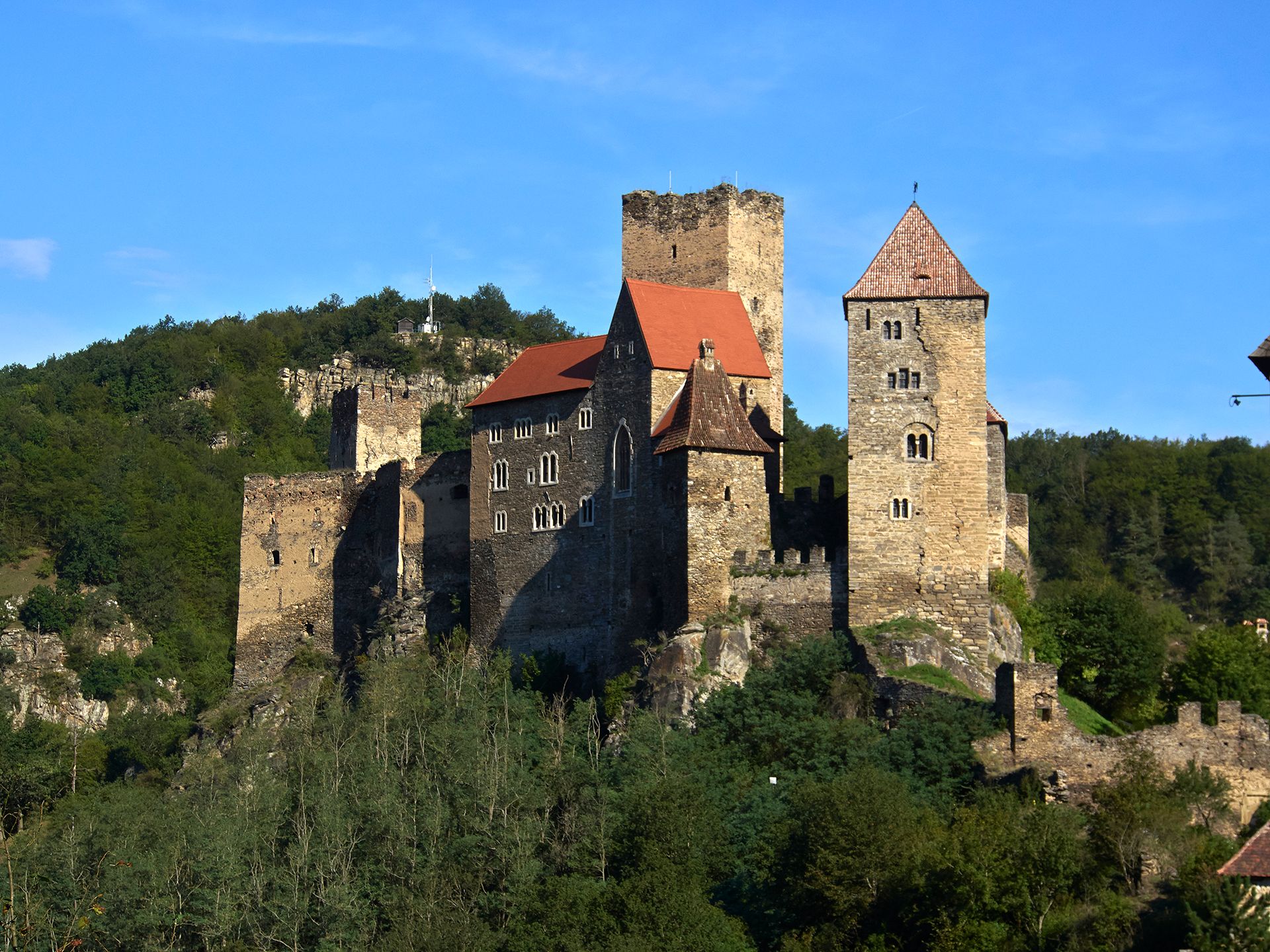 Burg Hardegg in einer grünen Landschaft bei klarem Himmel.