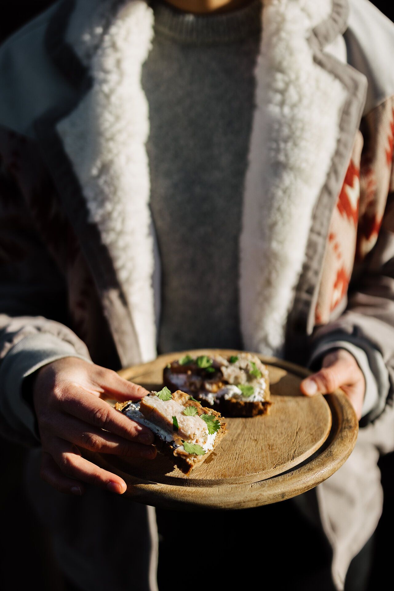 Genießen Sie die Aromen des Waldviertels mit einem köstlichen, geräucherten Karpfen, der auf einem rustikalen Holzbrett serviert wird. Umgeben von der malerischen Kulisse des Schlosses Litschau, lädt diese kulinarische Reise dazu ein, die regionale Küche in vollen Zügen zu erleben.