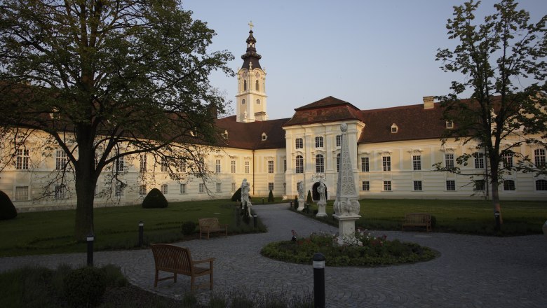Stift Altenburg mit Garten und Skulpturen im Vordergrund.