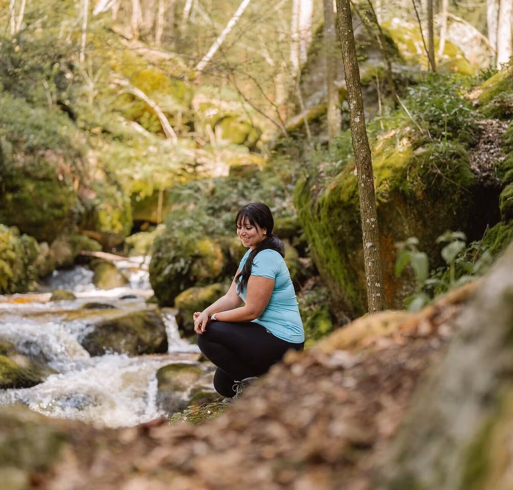 In der idyllischen Ysperklamm umarmt die Natur die Wanderer mit sanften Geräuschen des plätschernden Wassers und dem Duft von frischem Moos. Die üppige Vegetation und die schroffen Felsen schaffen eine harmonische Kulisse, die zum Verweilen und Entspannen einlädt.