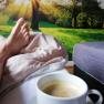 Aufwachen mit einer guten Tasse Kaffee im Bett, © Wolfgang T. Müller