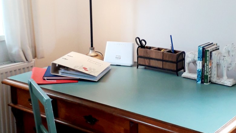 Large desk, fiber optic internet, © U.E.