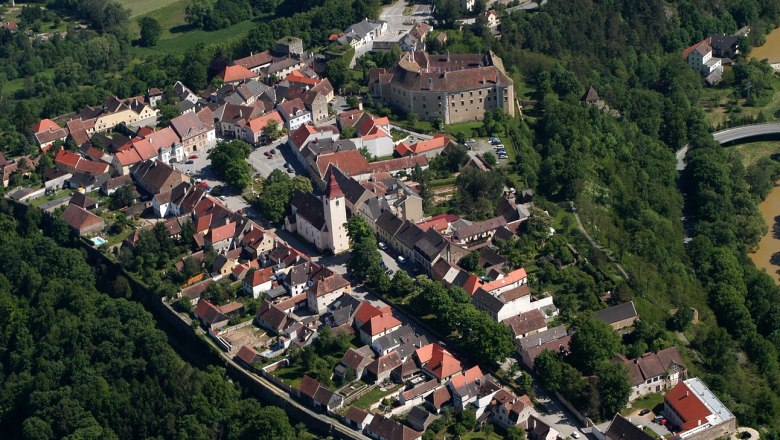 Luftaufnahme der Stadt Drosendorf mit historischen Geb&auml;uden und gr&uuml;ner Umgebung.