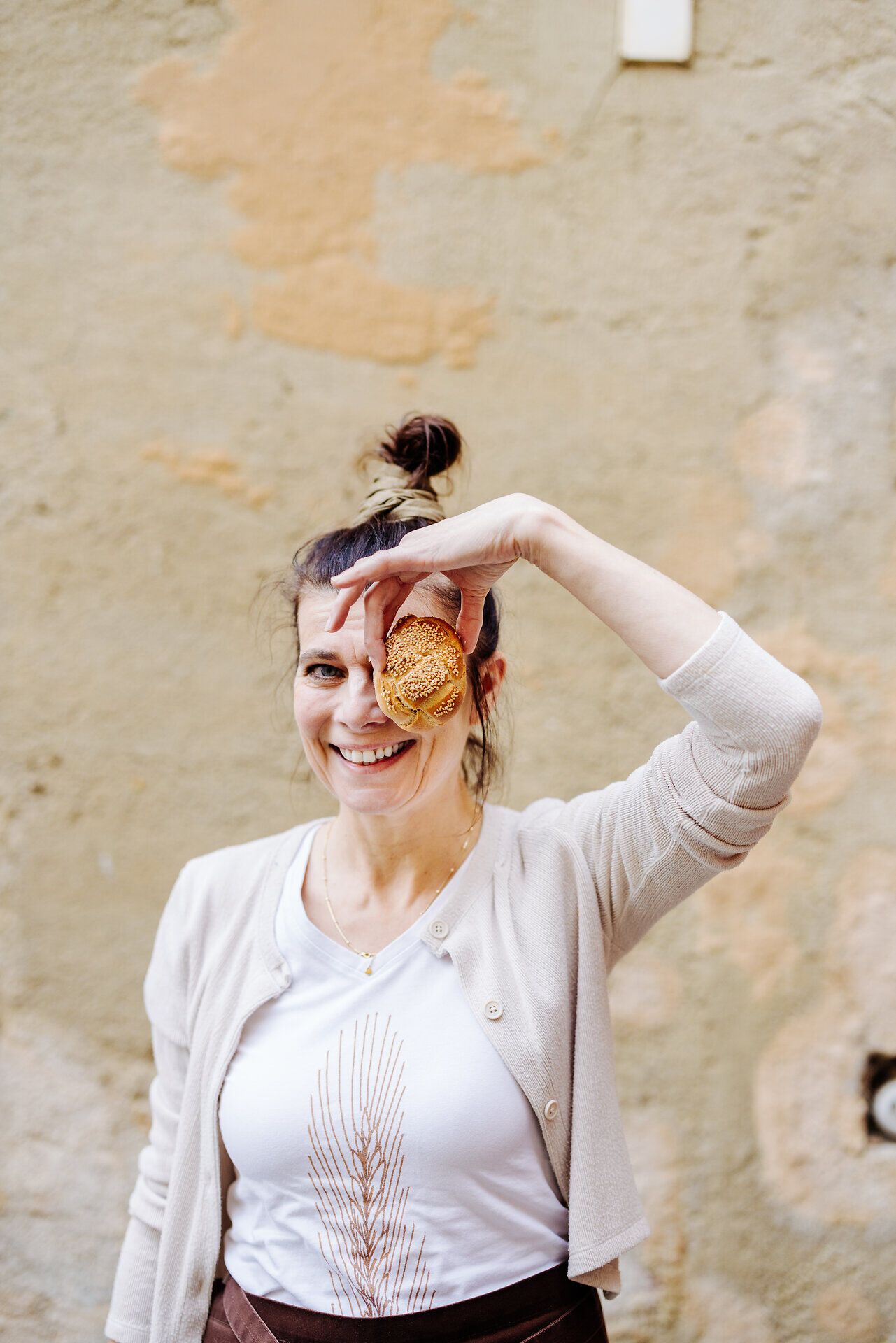In der Bio-Backschule herrscht eine fröhliche Atmosphäre, während die Teilnehmer mit viel Begeisterung frisches Brot backen. Der Duft von frisch gebackenem Brot erfüllt den Raum und lädt zum Genießen ein.