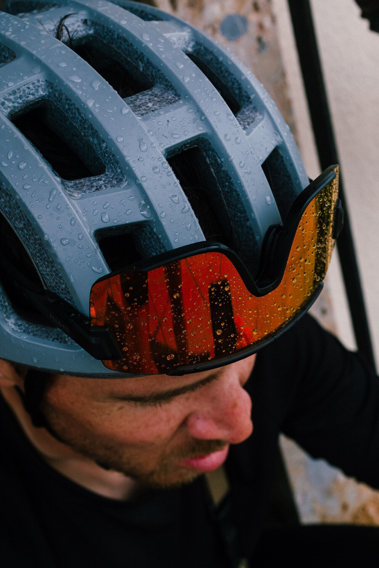 Ein Radfahrer genießt die frische, regnerische Luft, während er auf dem Iron Curtain Trail unterwegs ist. Die Tropfen auf seinem Helm spiegeln die Schönheit der Natur wider, die ihn umgibt. Diese Region lädt dazu ein, die beeindruckenden Landschaften und die Ruhe der Umgebung zu erkunden.