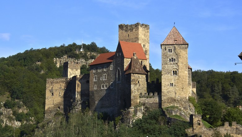 Burg Hardegg in einer grünen Landschaft bei klarem Himmel.