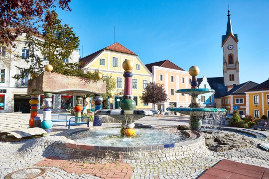 Hundertwasserbrunnen am Hauptplatz in Zwettl, © Waldviertel Tourismus, lichtstark.com