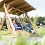 Ein Paar entspannt auf einer gro&szlig;en Holzschaukel im Freien.