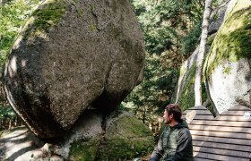 Umgeben von majest&auml;tischen Felsen und dichten W&auml;ldern l&auml;dt dieser Ort zum Verweilen ein. Die sanfte Brise und das Zwitschern der V&ouml;gel schaffen eine harmonische Atmosph&auml;re, die Wanderer in ihren Bann zieht. Hier, am Herzsteinweg, wird die Sch&ouml;nheit der Natur sp&uuml;rbar.
