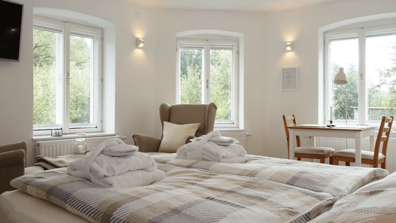 Ausblick vom Bett der Gr&uuml;nen Wiese G&auml;ste-Minibungalow, &copy; Ederm&uuml;hle