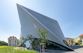 Moderne Architektur der Landesgalerie Niederösterreich mit schrägen Linien und Glasfassade.