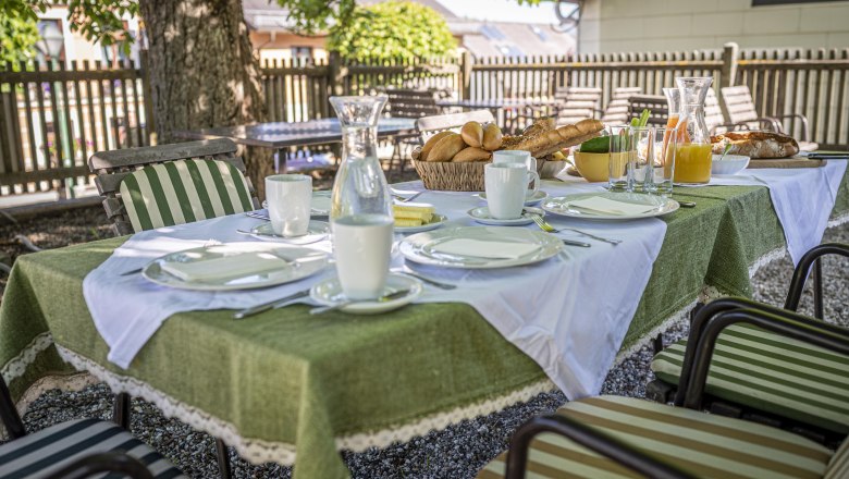 Frühstück im Gastgarten, © Markus Tatscher