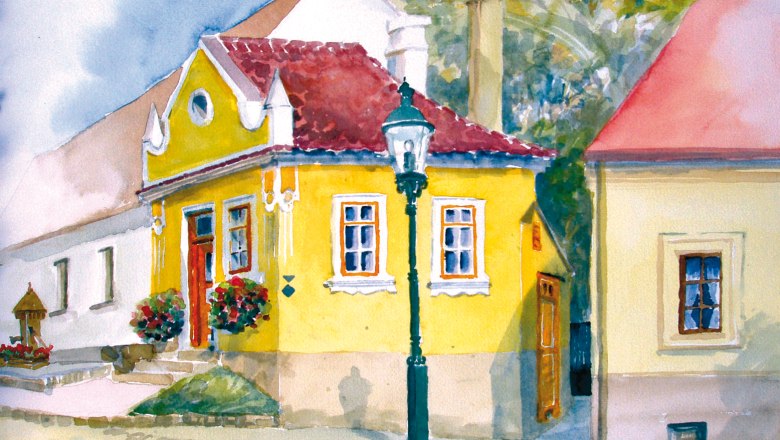 Aquarell eines gelben Hauses mit roten Dachziegeln und Blumen vor der Tür.