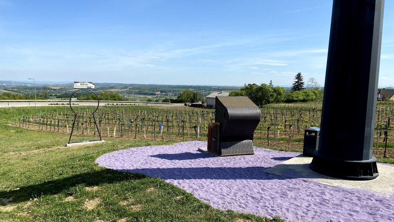 Relaxen im Strandkorb im violetten Sand von Maissau, © Weinstraße Weinviertel