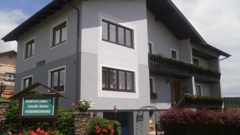 Gästehaus Hanko, © Familie Hanko Ein zweistöckiges Gästehaus mit Balkon und Garten.