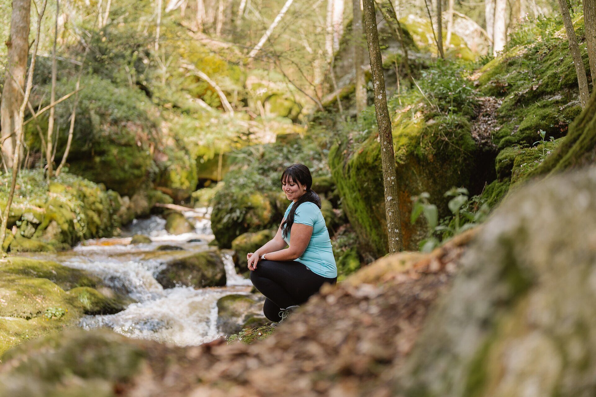 In der idyllischen Ysperklamm umarmt die Natur die Wanderer mit sanften Geräuschen des plätschernden Wassers und dem Duft von frischem Moos. Die üppige Vegetation und die schroffen Felsen schaffen eine harmonische Kulisse, die zum Verweilen und Entspannen einlädt.