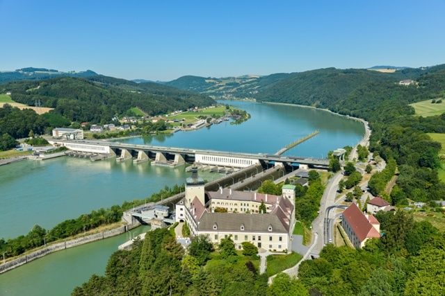 Schloss Persenbeug und Donaukraftwerk Ybbs-Persenbeug