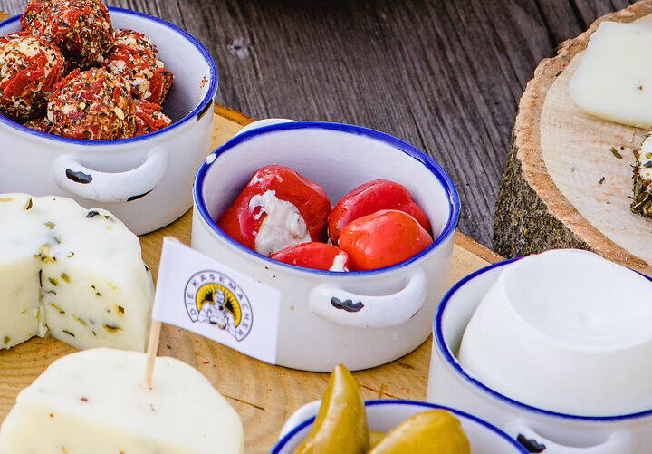 Genießen Sie eine köstliche Jause mit einer Auswahl an feinen Käsesorten, frischem Brot und knackigen Oliven, perfekt ergänzt durch ein Glas Wein. Diese kulinarische Entdeckung lädt dazu ein, die Aromen der Region in einer entspannten Atmosphäre zu erleben.