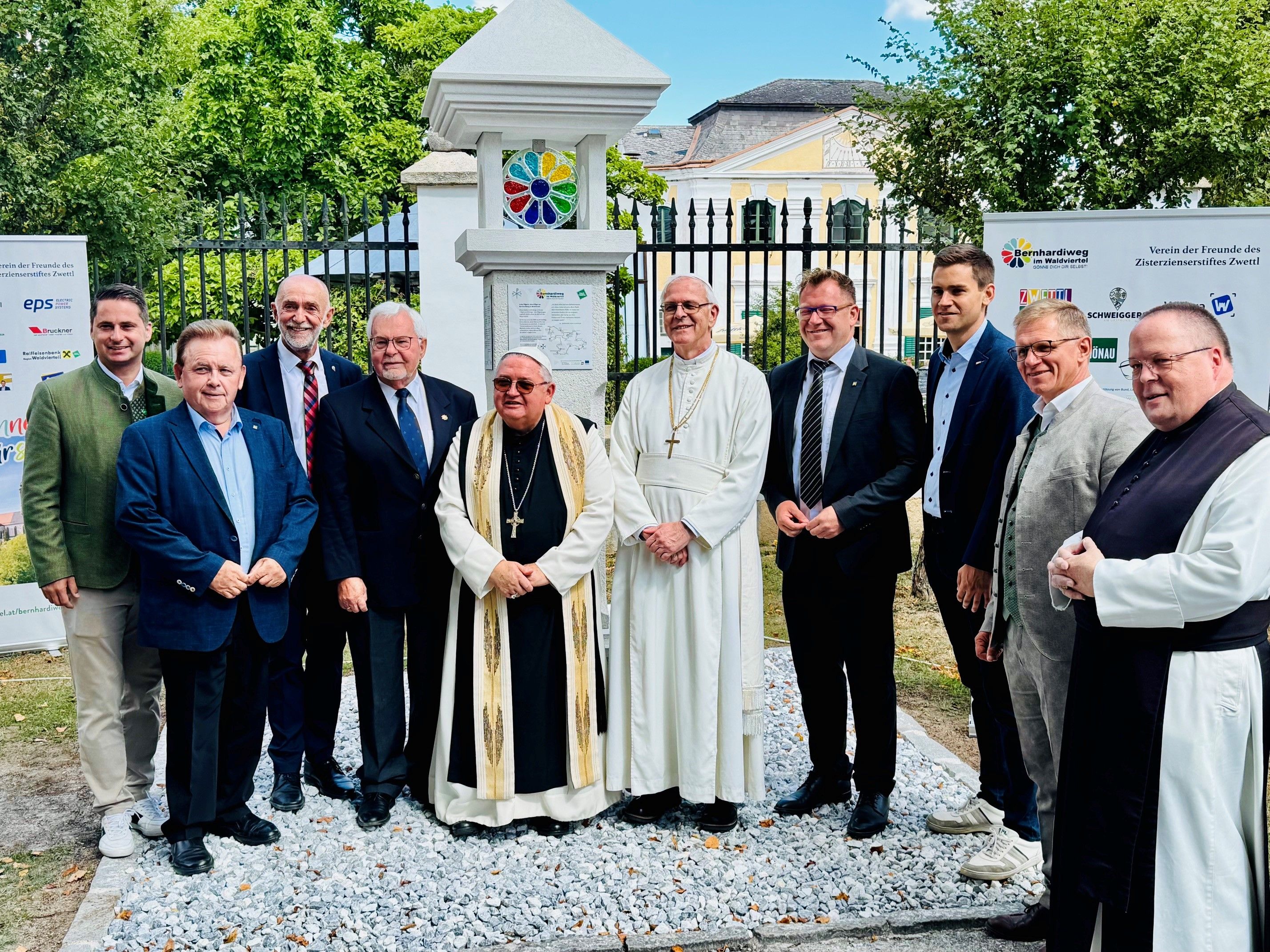 Eine Gruppe von Männern vor einem Marterl