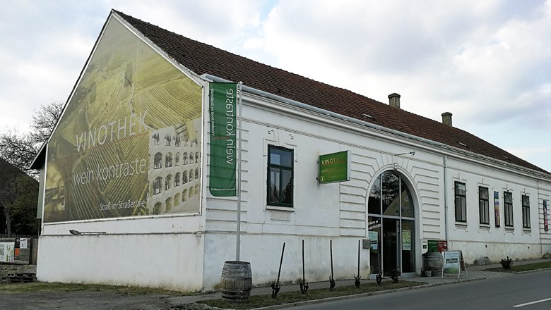 Außenansicht eines Gebäudes mit der Aufschrift 'Vinothek Wein Kontraste'.