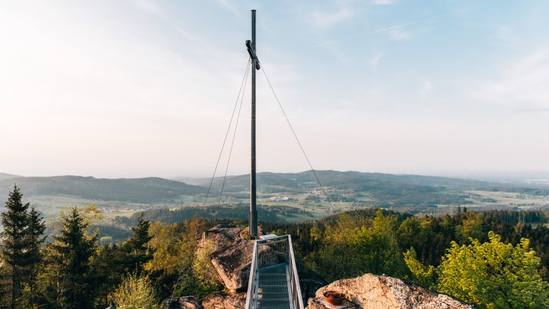 Aussichtsplattform mit Gipfelkreuz auf dem Nebelstein, umgeben von Wald und Hügeln im Waldviertel.