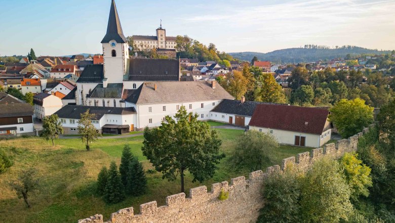 Stadtpfarrkirche mit Stadtmauer, &copy; Benjamin Wald