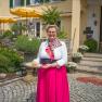 Wirtin Maria-Luise vor dem Schlossgasthof Artstetten, © Robert Herbst