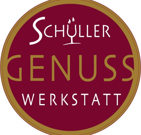 Logo der Schüller Genuss Werkstatt mit rotem Hintergrund und goldener Schrift.