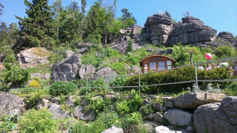 Steingarten mit H&uuml;tte und Menschen in Bad Traunstein.