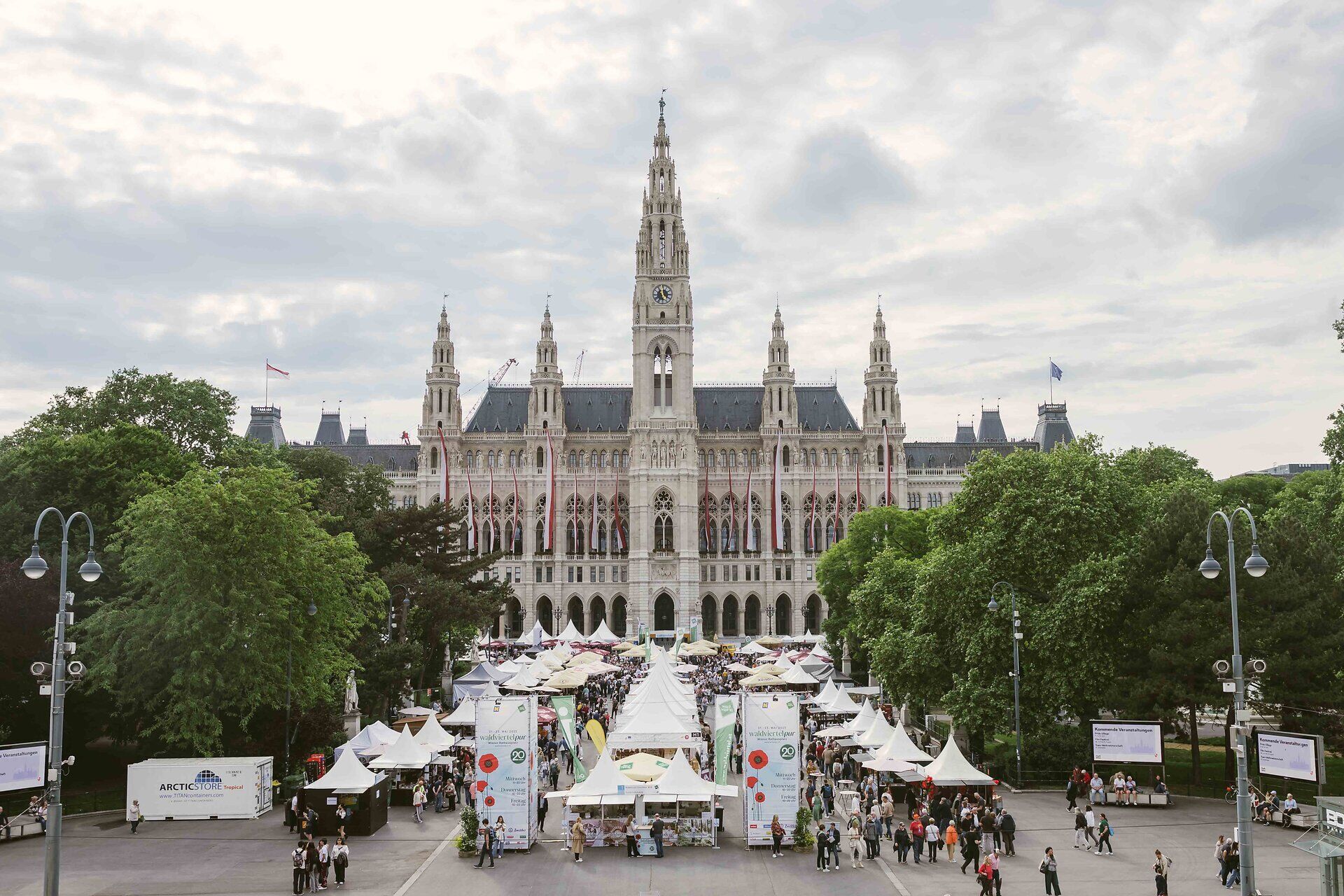 Der Wiener Rathausplatz mit Zelten und Personen während waldviertelpur
