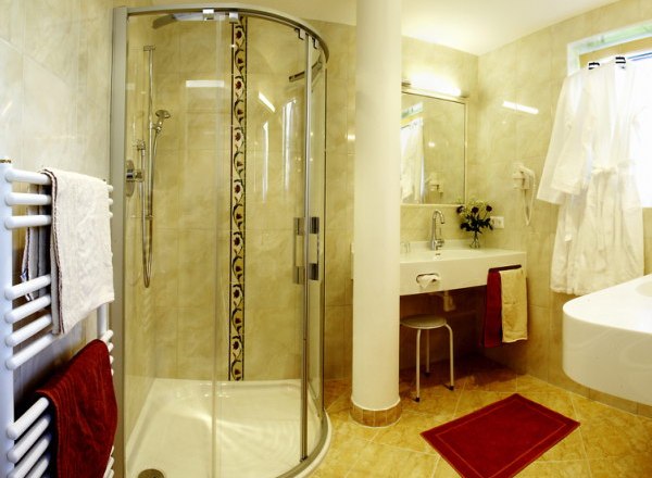 Modernes Badezimmer mit Dusche, Waschbecken und Handtuchhalter.