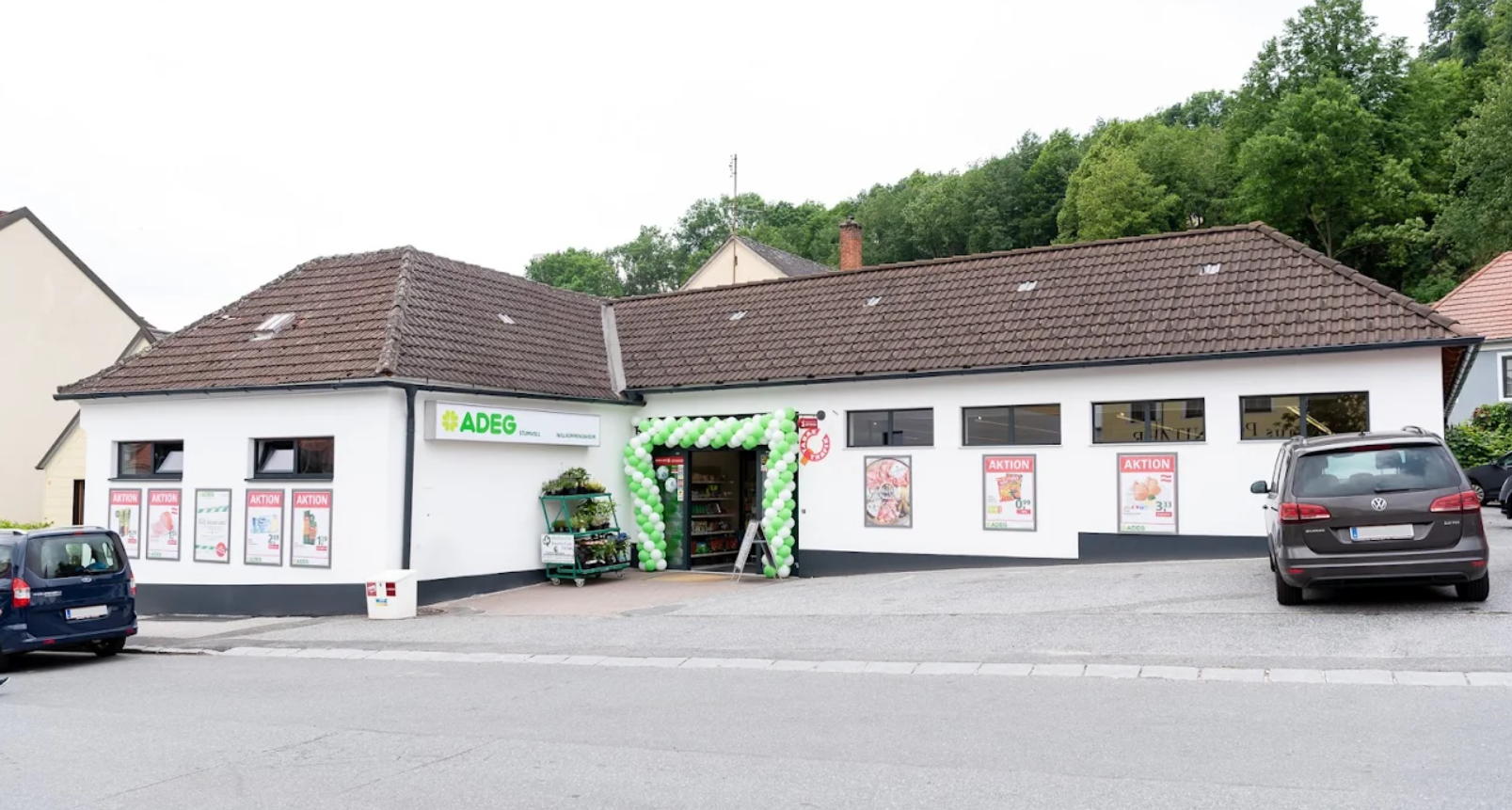Eingang eines ADEG-Supermarkts mit Luftballons dekoriert.