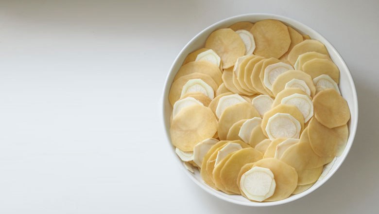 Erdäpfel und Petersilwurzen in die Form schlichten, © Ja! Natürlich, Carolina Hubelnig