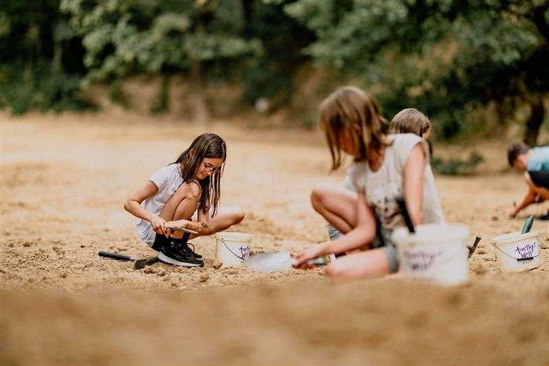 Kinder graben im Sand nach Amethysten in der Amethystwelt im Waldviertel.