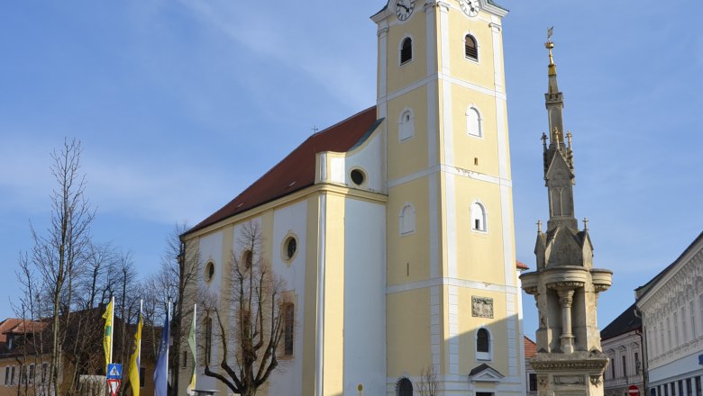 Kirche mit Turm und Platz in Gföhl, Österreich.
