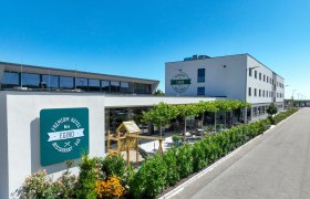 Außenansicht des Premium Hotels Egino mit Terrasse und Garten.